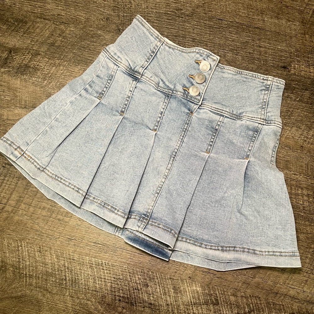 Pleated Denim skirt